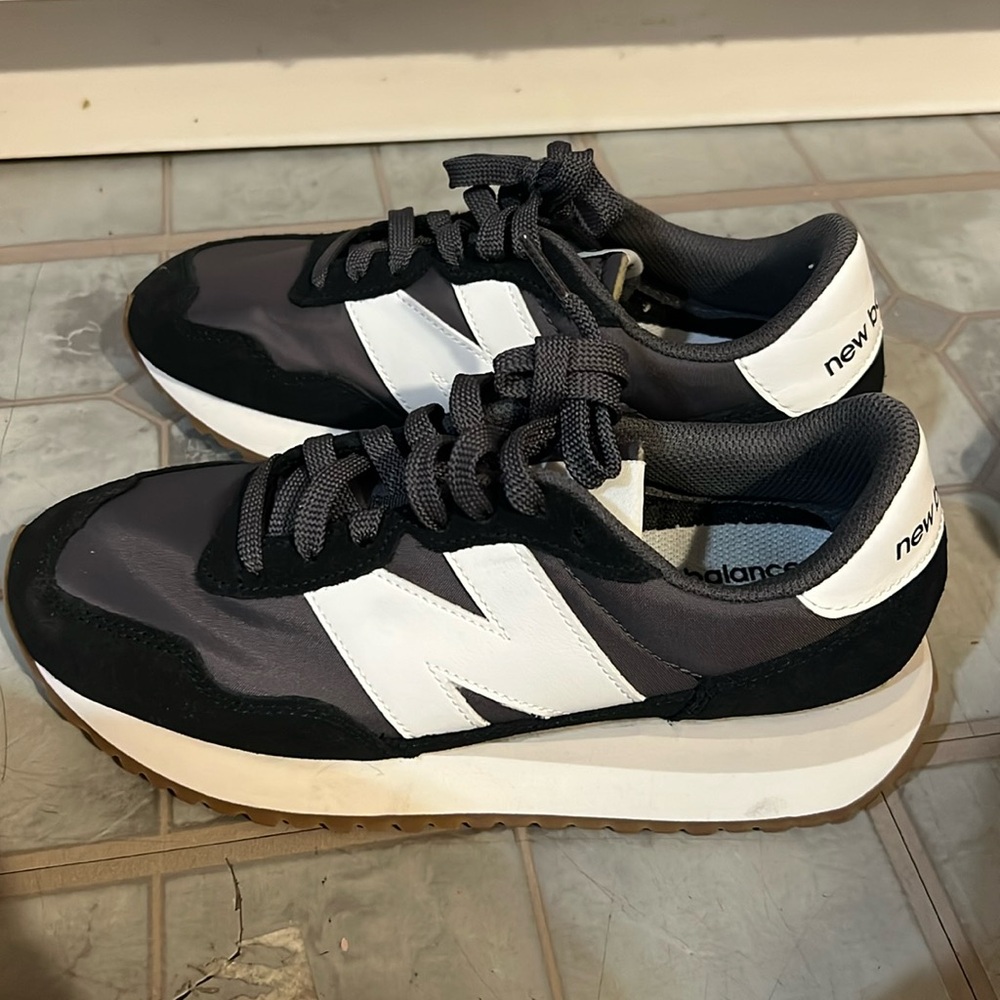 New balance womens 237 in navy and white size 7.5